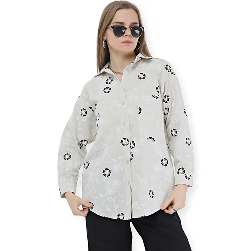 شومیز زنانه لینن ترک Hellie رنگ کرم با گلهای مشکی – نمای روبرو روی مانکن