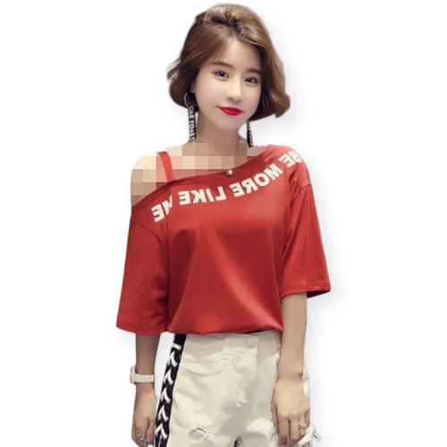 کراپ تاپ رومی زنانه قرمز روی مانکن با پارچه نخ پنبه خنک و سبک