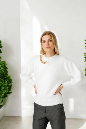 استایل زمستانی شیک با بافت زنانه سفید برند Capture