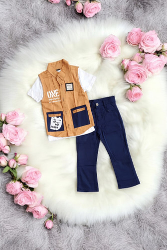 ست لباس پسرانه شیک با تیشرت سفید، جلیقه کرم و شلوار رسمی